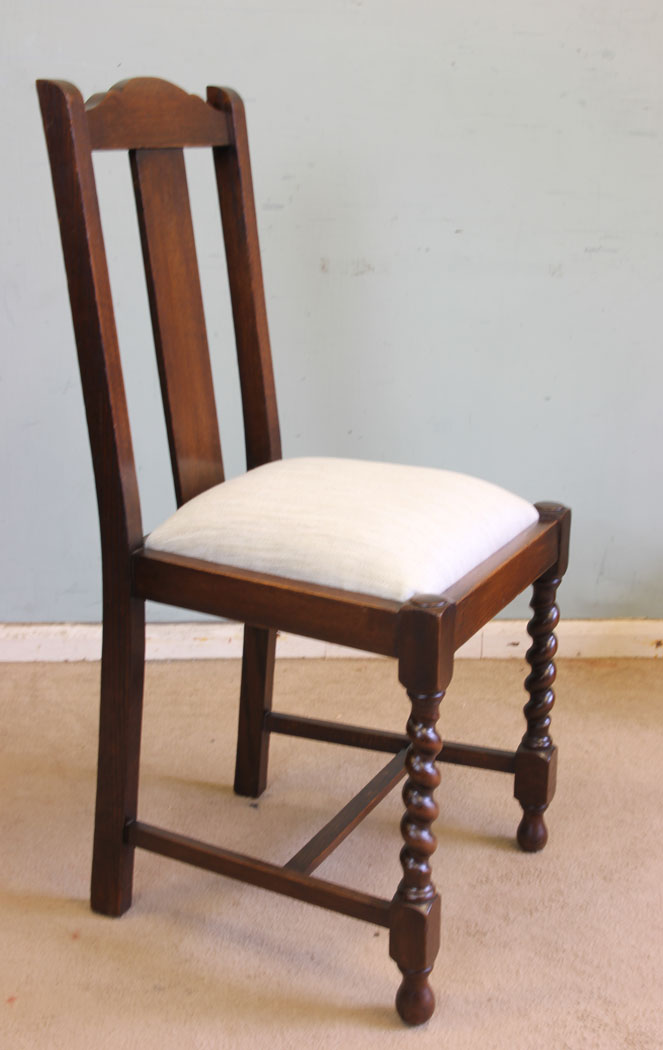 11372r3 Antique Set Of Oak Dining Chairs, Antique Set of Four Oak Dining Chairs. This set of four oak dining chairs have a shaped top