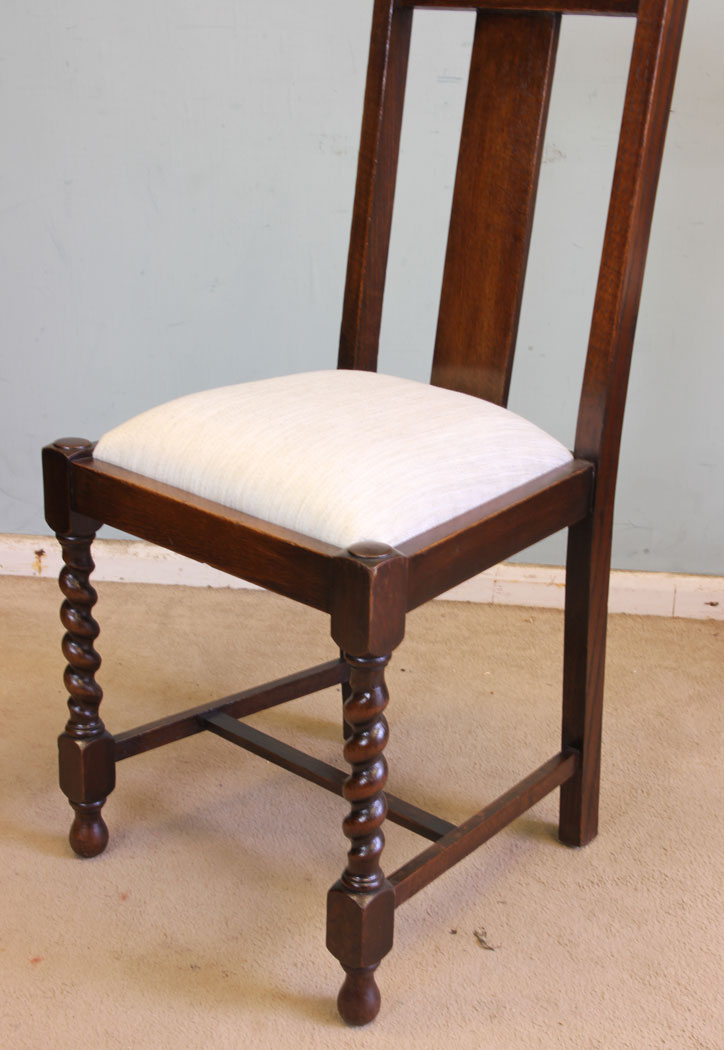 11372r4 Antique Set Of Dining Chairs, Antique Set of Four Oak Dining Chairs. This set of four oak dining chairs have a shaped top