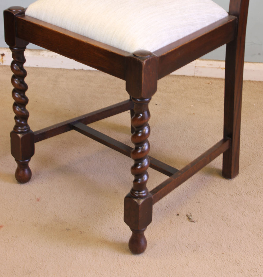11372r6 Vintage Set Of Four Oak Dining Chairs, Antique Set of Four Oak Dining Chairs. This set of four oak dining chairs have a shaped top