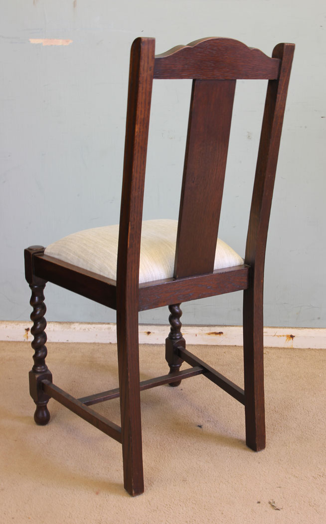 11372r7 Vintage Set Of Dining Chairs, Antique Set of Four Oak Dining Chairs. This set of four oak dining chairs have a shaped top