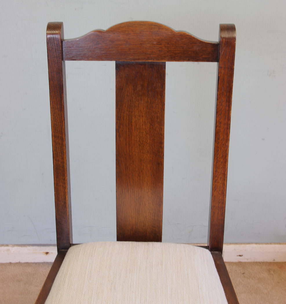 11372r8 Vintage Set Of Four Oak Dining Chairs, Antique Set of Four Oak Dining Chairs. This set of four oak dining chairs have a shaped top
