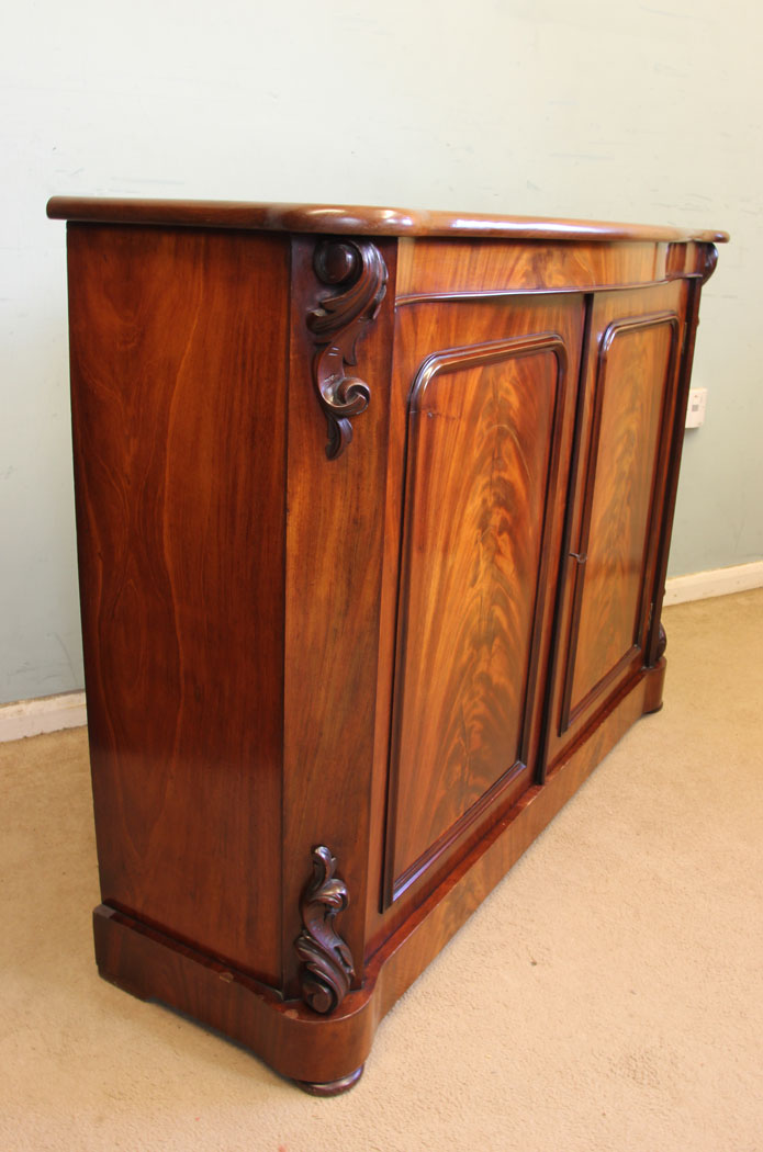 11378r3 Antique Victorian Mahogany Chiffonier Sideboard, Antique Victorian Mahogany Chiffonier Sideboard. This wonderful Victorian mahogany serpentine front chiffonier sideboard / side cabinet has a lovely shaped top.