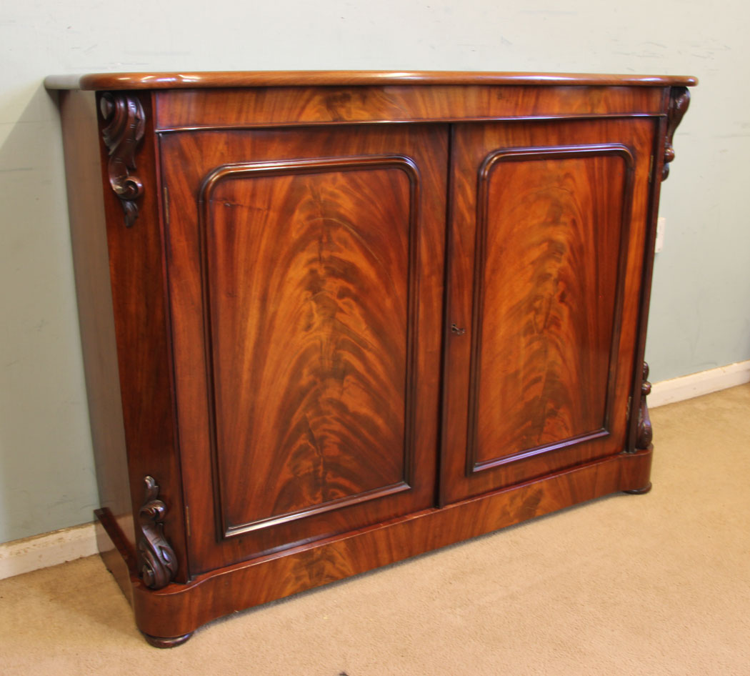 11378r4 Antique Victorian Chiffonier Side Cabinet, Antique Victorian Mahogany Chiffonier Sideboard. This wonderful Victorian mahogany serpentine front chiffonier sideboard / side cabinet has a lovely shaped top.