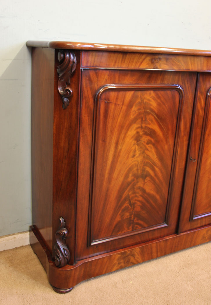 11378r5 Antique Victorian 19th Century Chiffonier Side Cabinet, Antique Victorian Mahogany Chiffonier Sideboard. This wonderful Victorian mahogany serpentine front chiffonier sideboard / side cabinet has a lovely shaped top.