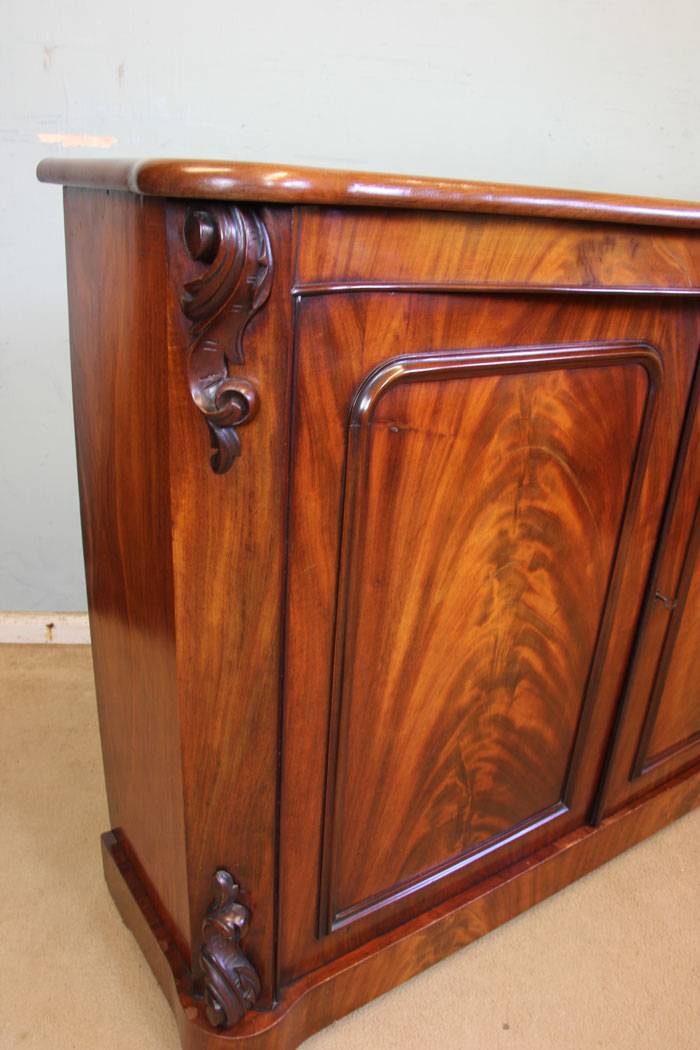 11378r7 Victorian Chiffonier Side Cabinet, Antique Victorian Mahogany Chiffonier Sideboard. This wonderful Victorian mahogany serpentine front chiffonier sideboard / side cabinet has a lovely shaped top.