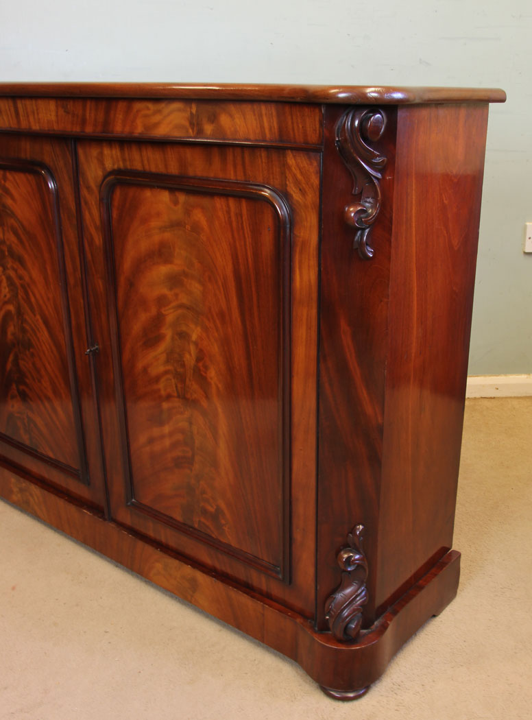 11378r8 Antique Victorian Mahogany Chiffonier Side Cabinet, Antique Victorian Mahogany Chiffonier Sideboard. This wonderful Victorian mahogany serpentine front chiffonier sideboard / side cabinet has a lovely shaped top.