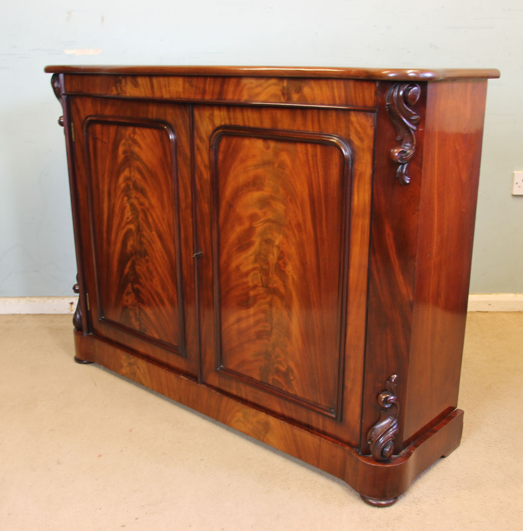 11378r9 Antique Victorian Mahogany Chiffonier Sideboard, Antique Victorian Mahogany Chiffonier Sideboard. This wonderful Victorian mahogany serpentine front chiffonier sideboard / side cabinet has a lovely shaped top.