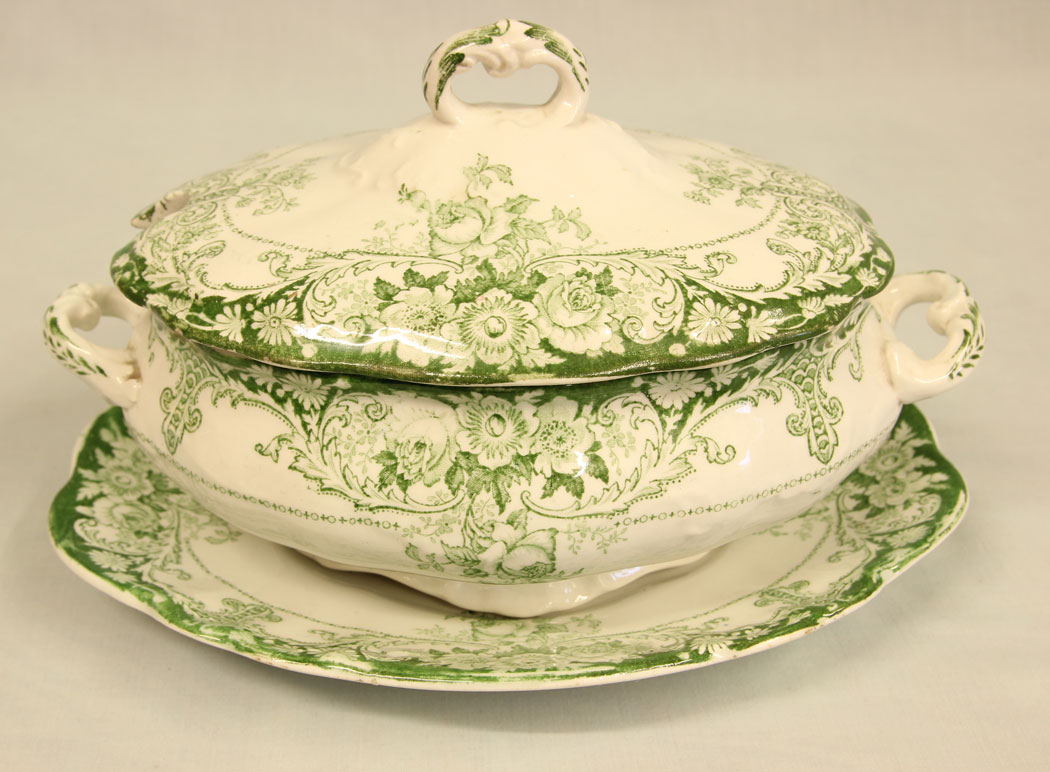 11426r4 Antique Sauce Tureen on Stand, Antique Sauce Tureen on Stand