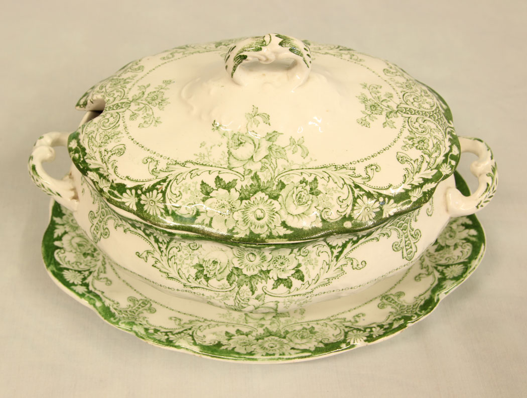 11426r7 Antique Sauce Tureen on Stand,