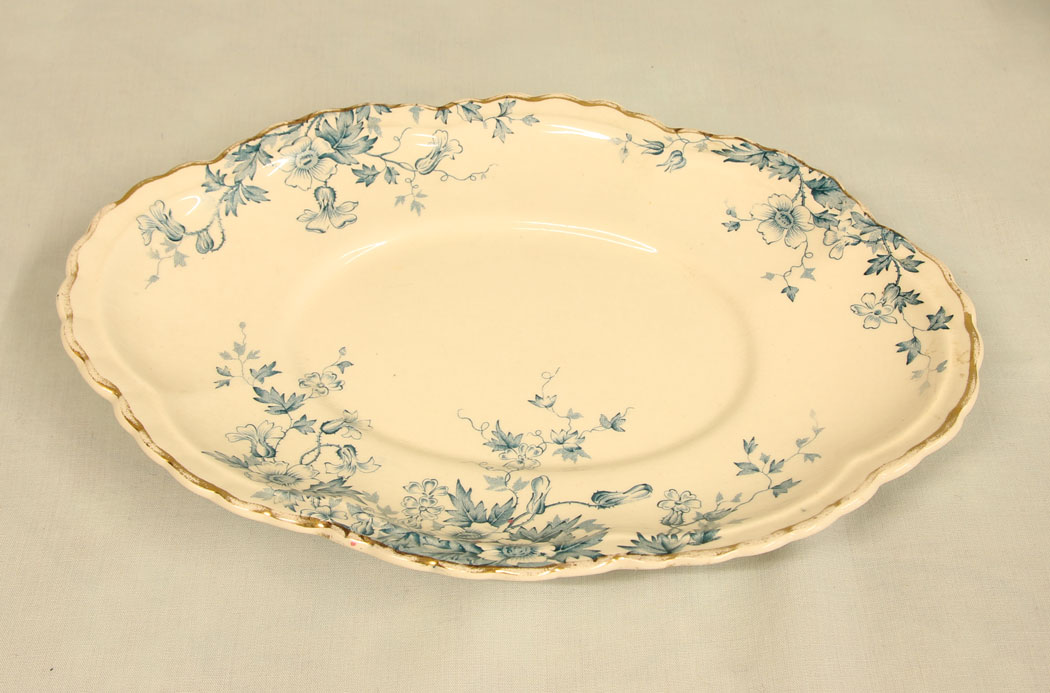 11427r5 Antique Sauce Tureen on Stand with Ladle. Antique Sauce Tureen on Stand with Ladle
