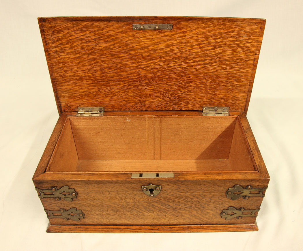 11490r5 Antique Oak Cigar Box. Antique Edwardian Oak Cigar Box