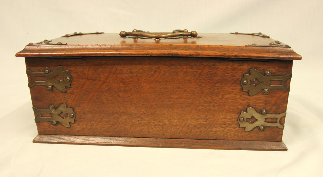 11490r9 Antique Oak Cigar Box. Antique Edwardian Oak Cigar Box