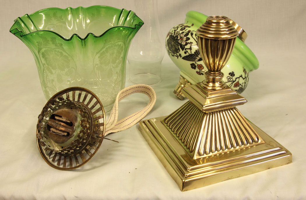 11496r10 Antique Victorian Green Glass Oil Lamp Antique Victorian Green Glass Oil Lamp