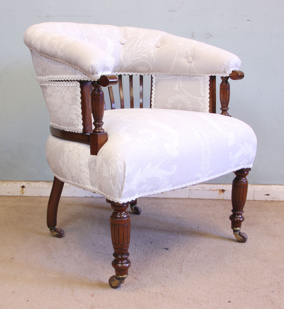 11551r2 Antique Late Victorian Walnut Tub Chair,