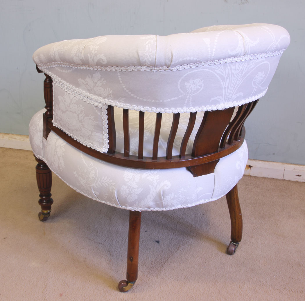11551r7 Antique Late Victorian Walnut Tub Chair,