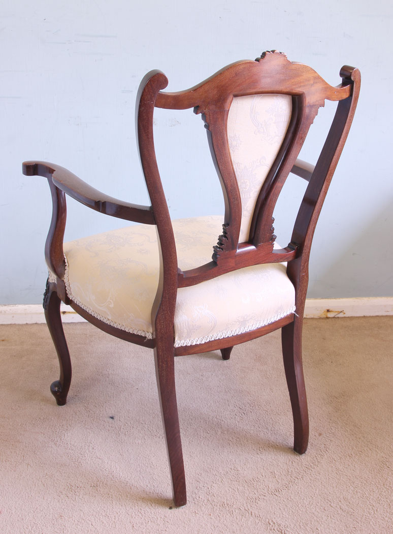 11585r3 Antique Mahogany Armchair,