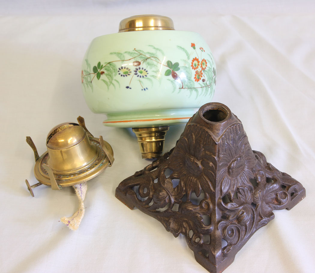 11589r6 Antique Oil Lamp,