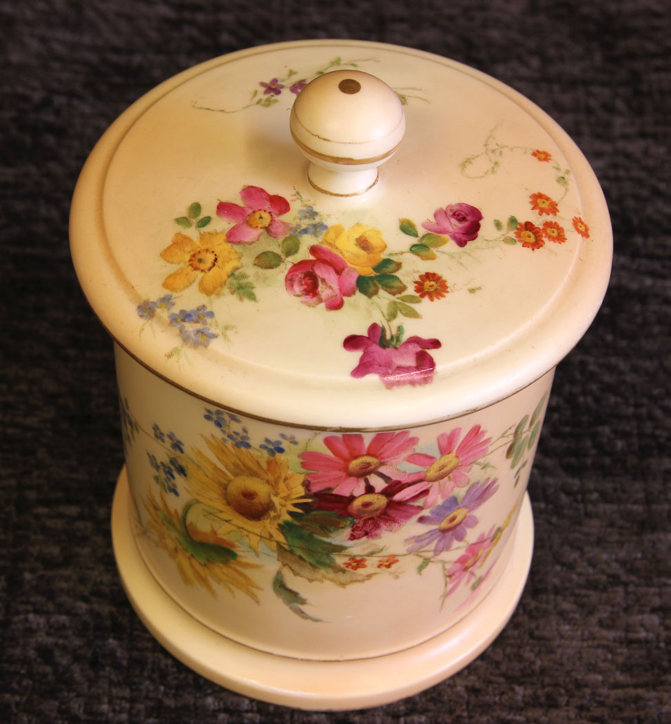 11633r3 Antique Royal Worcester Blush Ivory Lidded Jar,