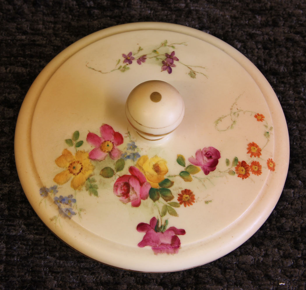 11633r4 Antique Royal Worcester Blush Ivory Lidded Jar,