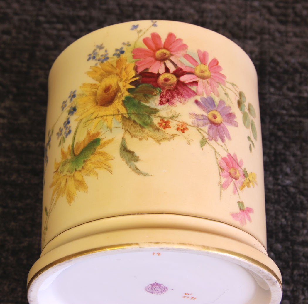 11633r5 Antique Royal Worcester Blush Ivory Lidded Jar,