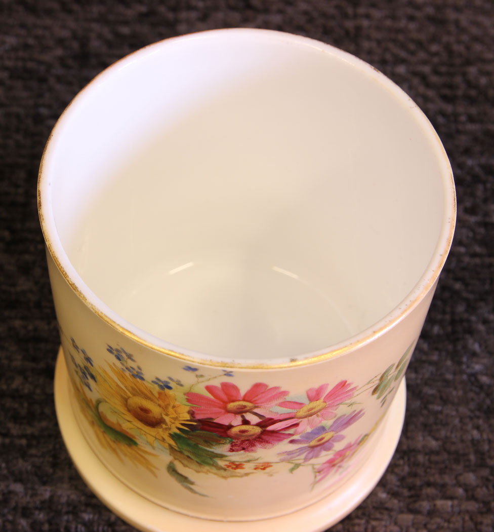 11633r6 Antique Royal Worcester Blush Ivory Lidded Jar,
