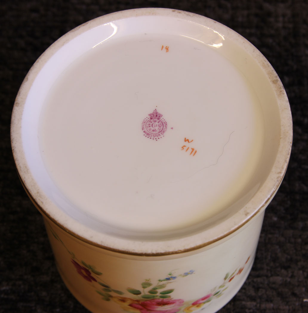 11633r8 Antique Royal Worcester Blush Ivory Lidded Jar,