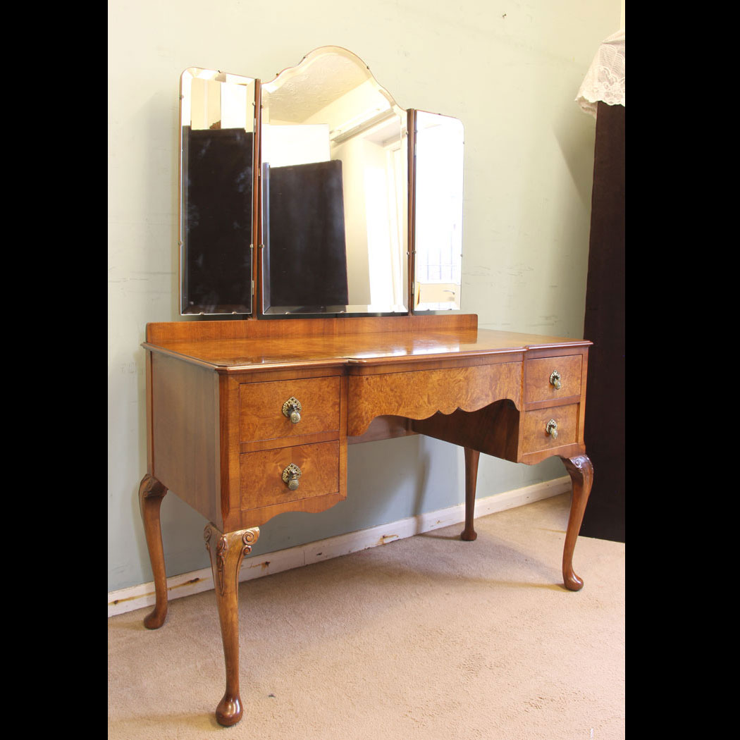 11661r.01 Antique Burr Walnut Triple Mirror Dressing Table, Antique Burr Walnut Shaped Dressing Table