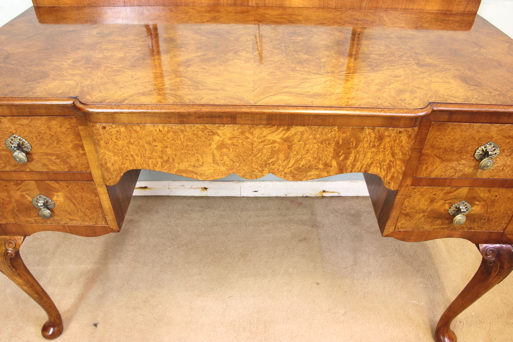 11661r.10 Antique Burr Walnut Triple Mirror Dressing Table,
