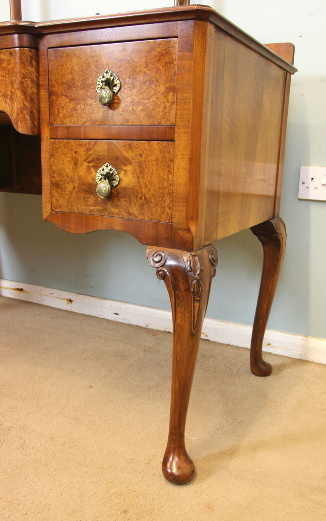 11661r.5 Antique Burr Walnut Triple Mirror Dressing Table,