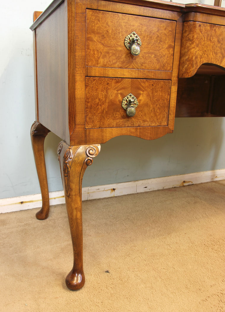 11661r.6 Antique Burr Walnut Triple Mirror Dressing Table,
