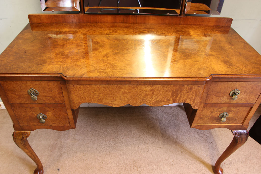 11661r.8 Antique Burr Walnut Triple Mirror Dressing Table,