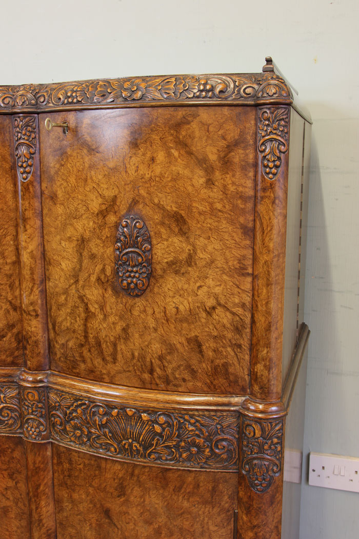 11664r16 Antique Burr Oak Cocktail Drinks Cabinet,