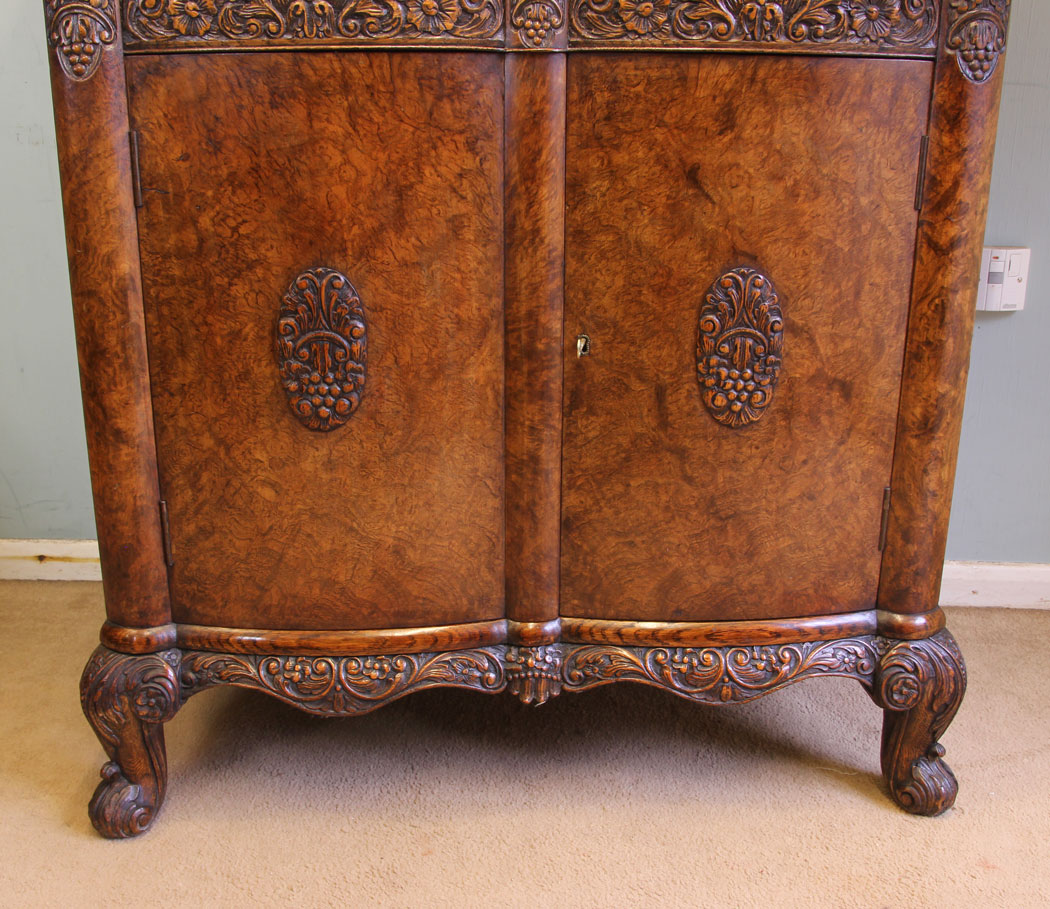 11664r6 Antique Burr Oak Cocktail Drinks Cabinet,