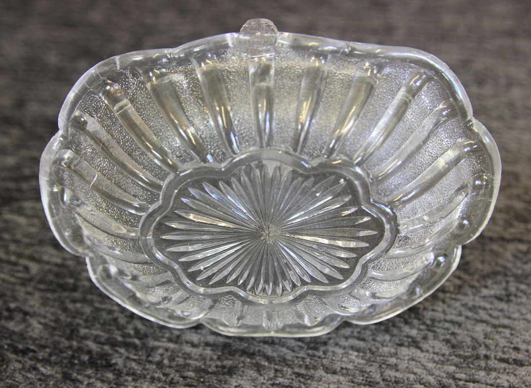 11699r5 Antique Victorian Decorative Shaped Pressed Glass Basket,