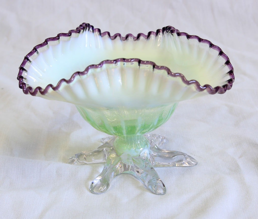 11704r3 Antique Vaseline Glass Amethyst Frilled Top,