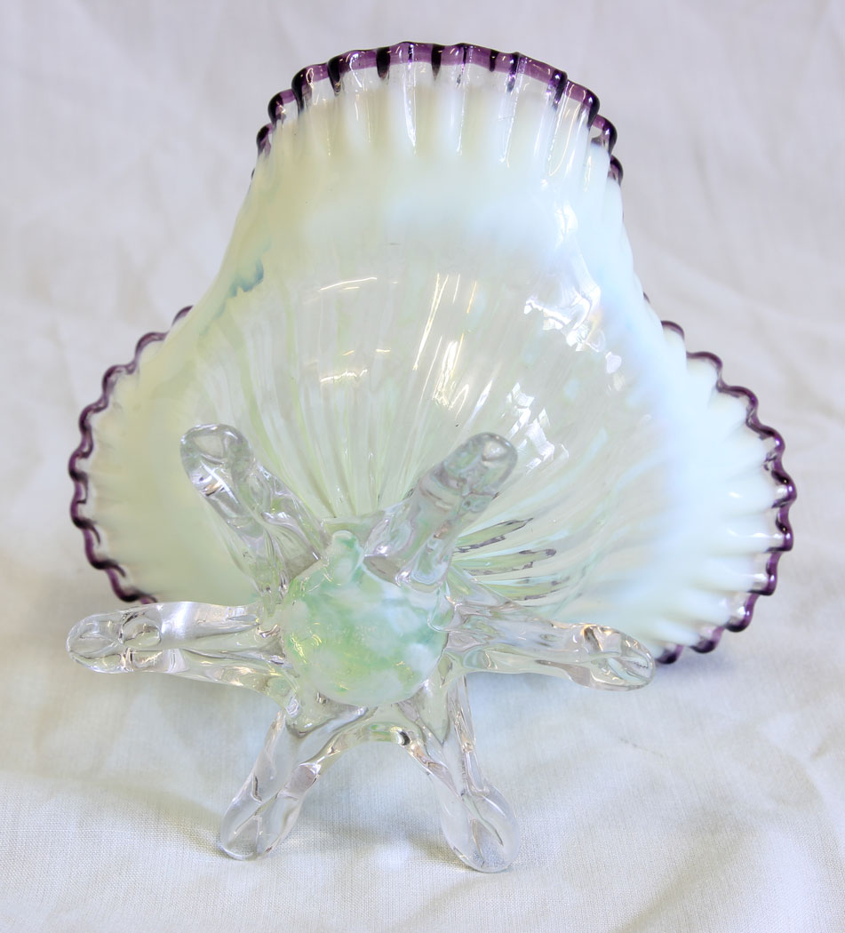 11704r6 Antique Vaseline Glass Amethyst Frilled Top,
