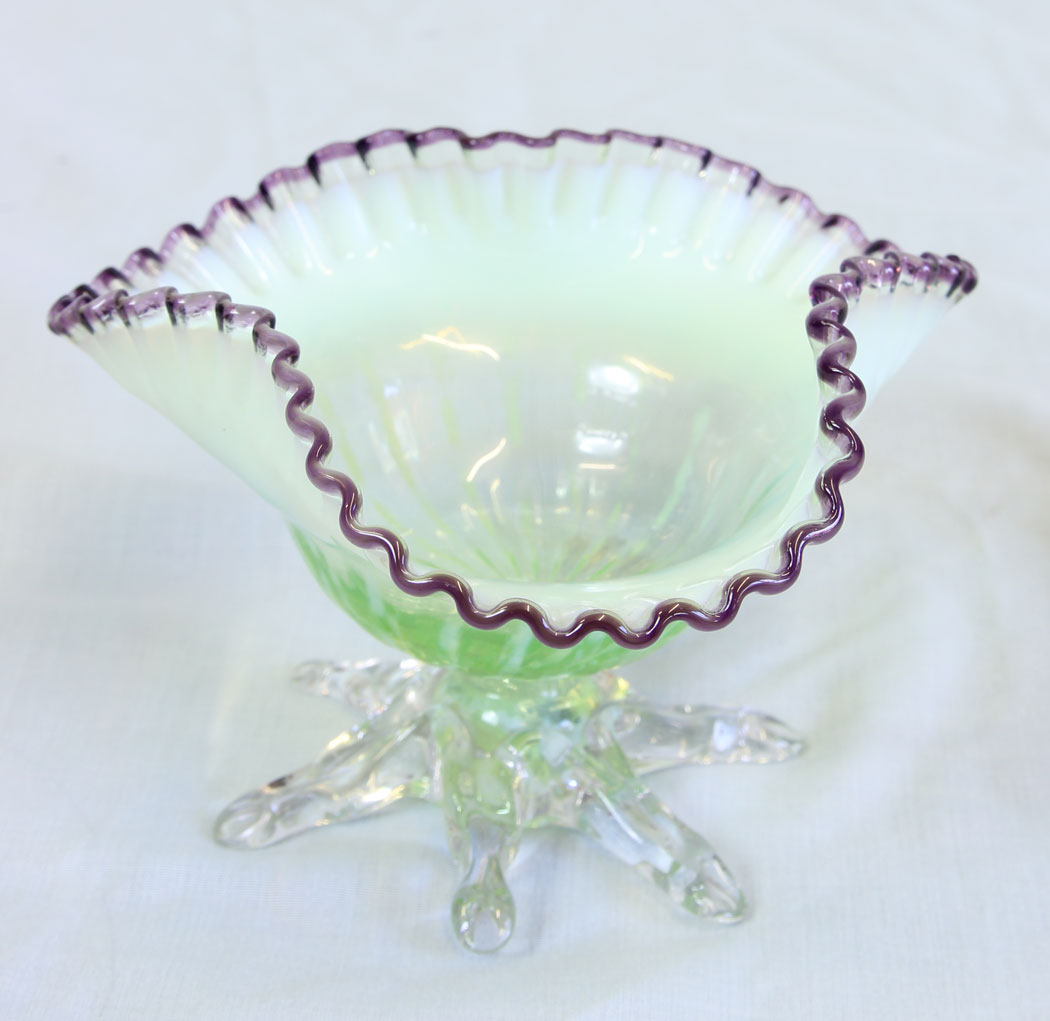 11707r2 Antique Vaseline Glass Amethyst Frilled Top,