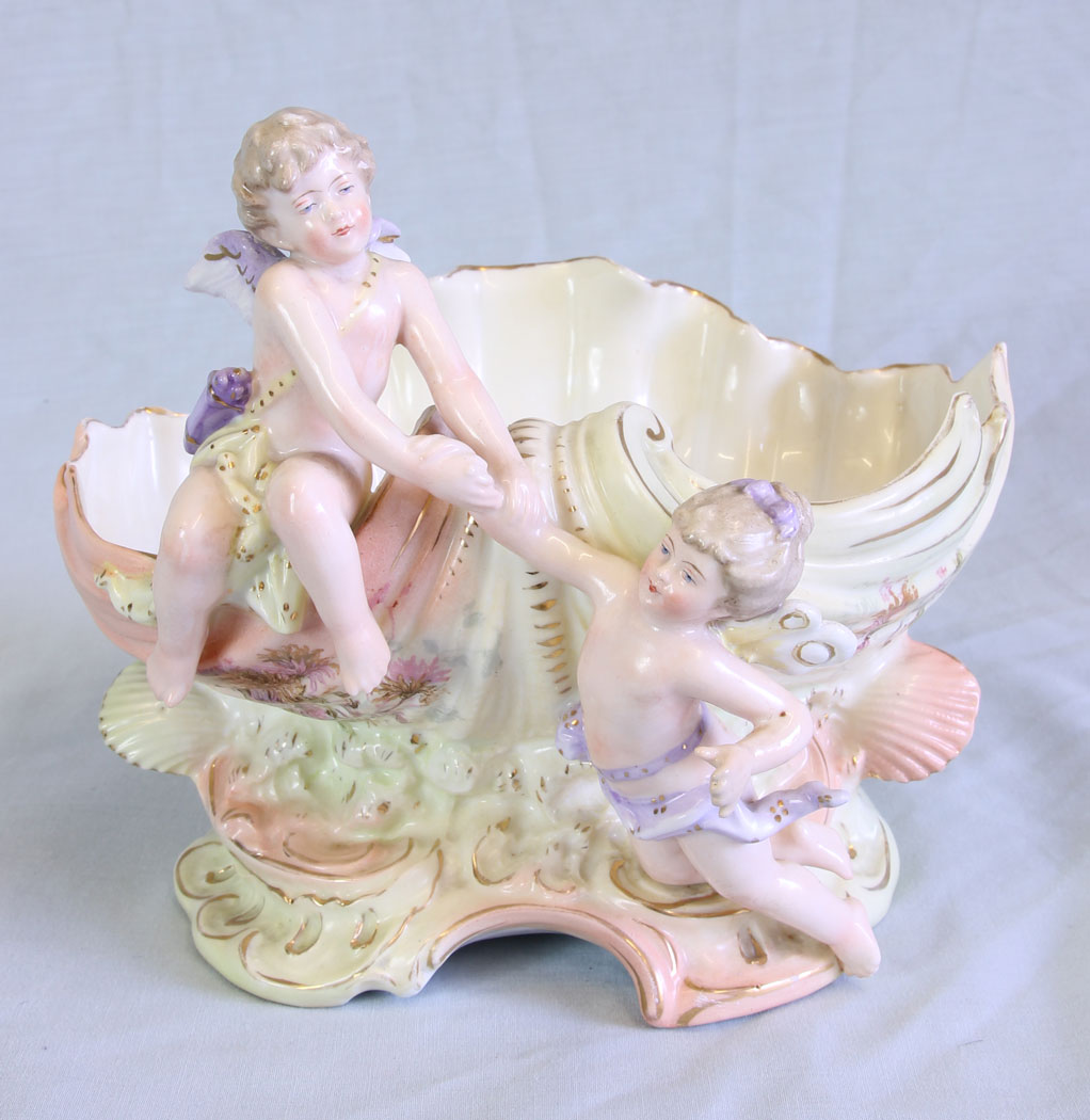 11729r1 Porcelain Center Piece Cherubs on Shell,