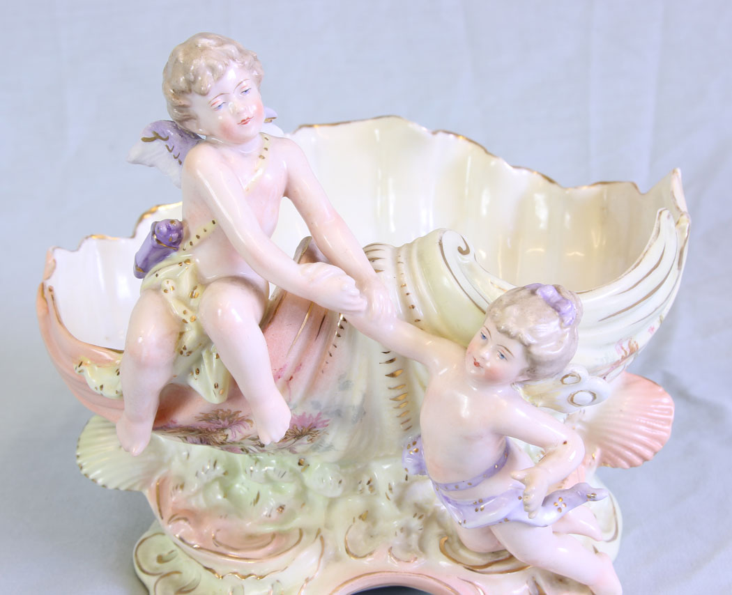 11729r2 Porcelain Centre Piece Cherubs on Shell,