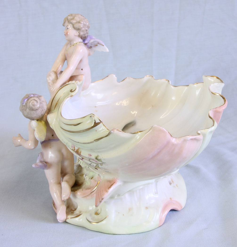11729r3 Porcelain Centre Piece Cherubs on Shell,