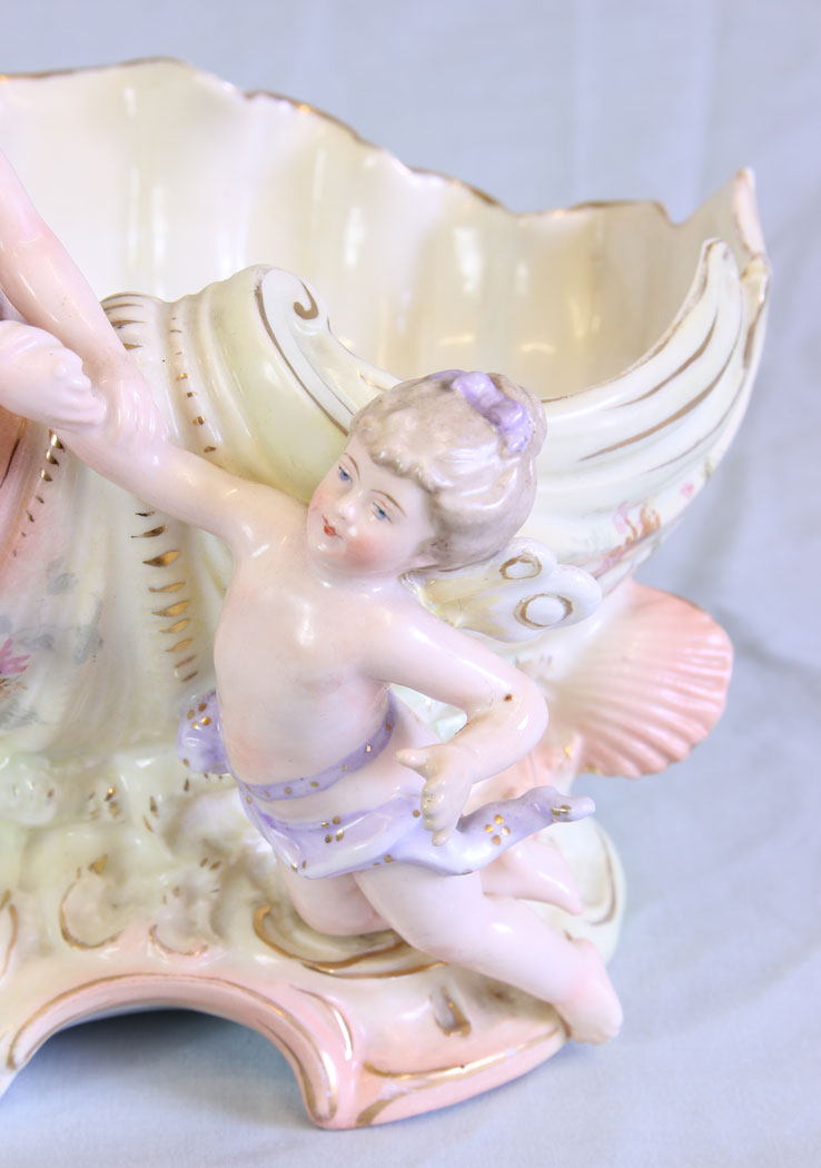 11729r4 Porcelain Centre Piece Cherubs on Shell,