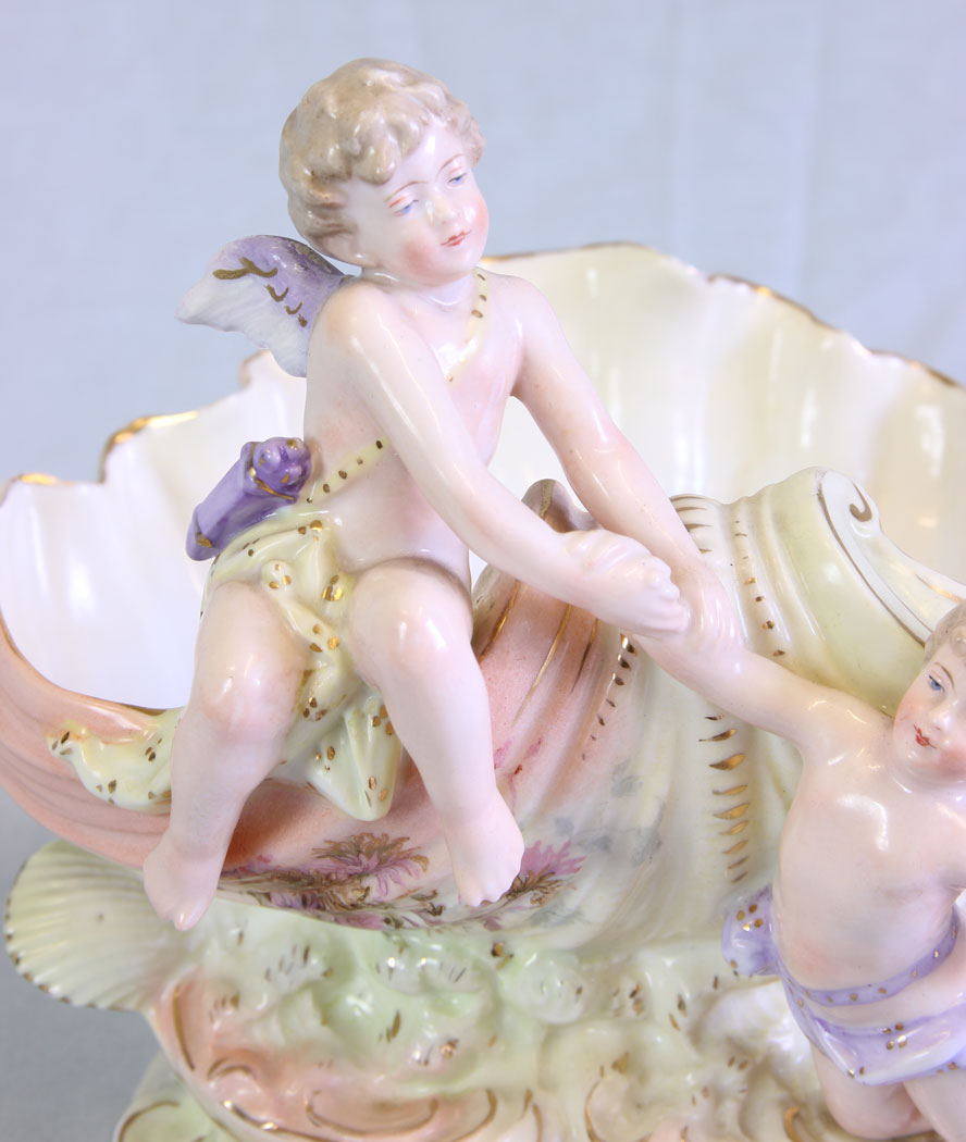 11729r5 Porcelain Centre Piece Cherubs on Shell,