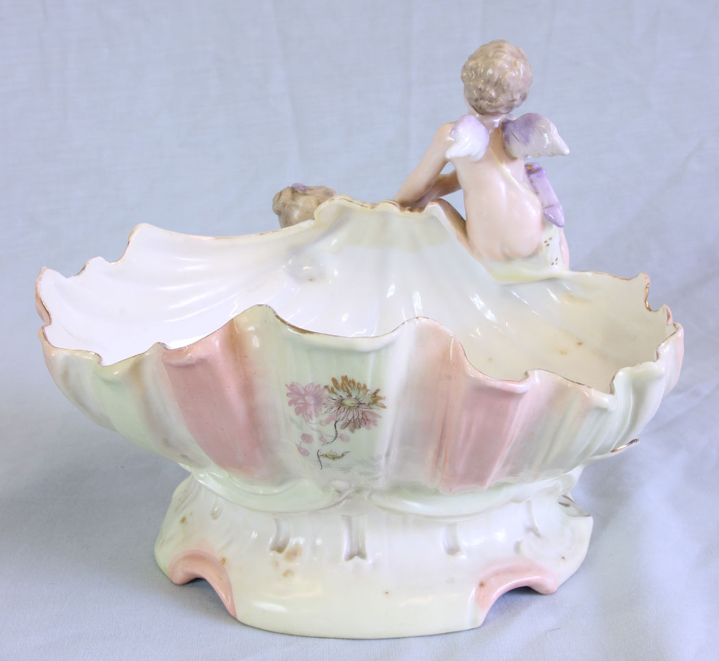 11729r6 Porcelain Centre Piece Cherubs on Shell,