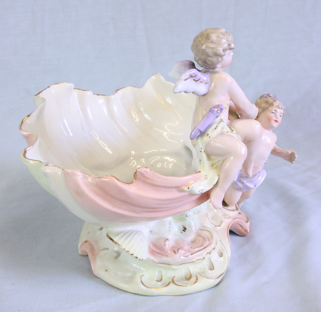 11729r7 Porcelain Centre Piece Cherubs on Shell,