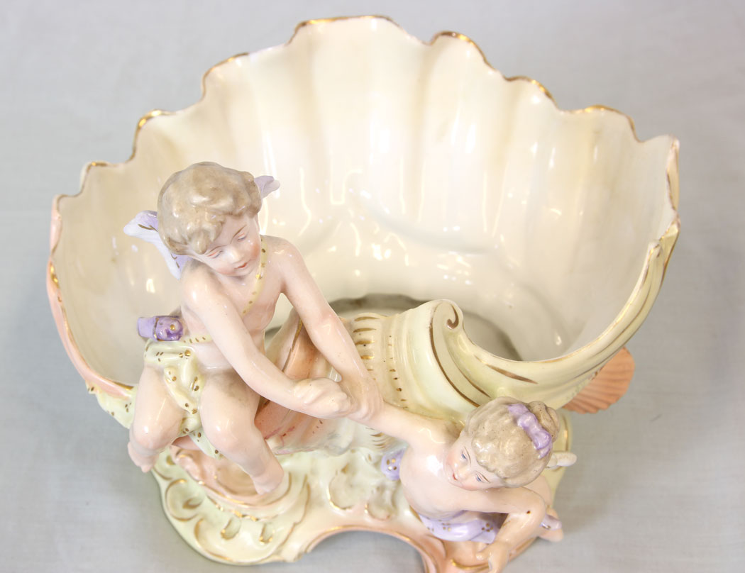 11729r8 Porcelain Centre Piece Cherubs on Shell,