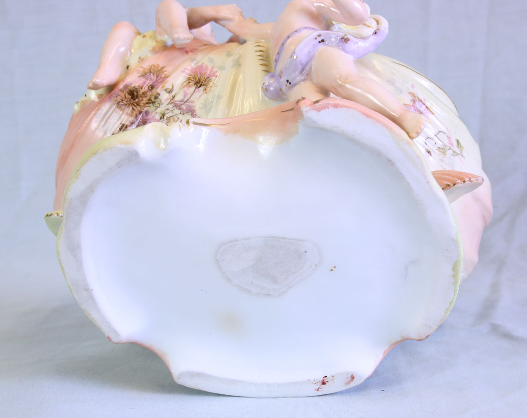11729r9 Porcelain Centre Piece Cherubs on Shell,