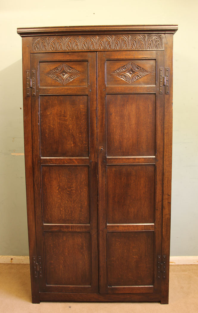 11747r10 Antique Oak Hall Robe,