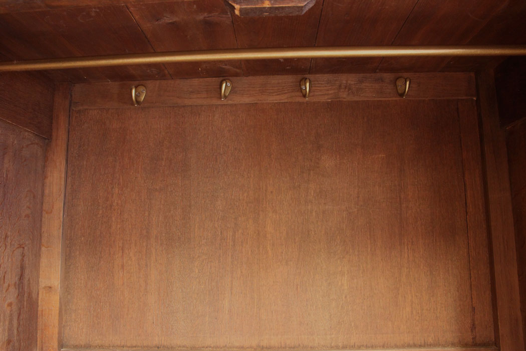 11747r13 Antique Oak Hall Robe,