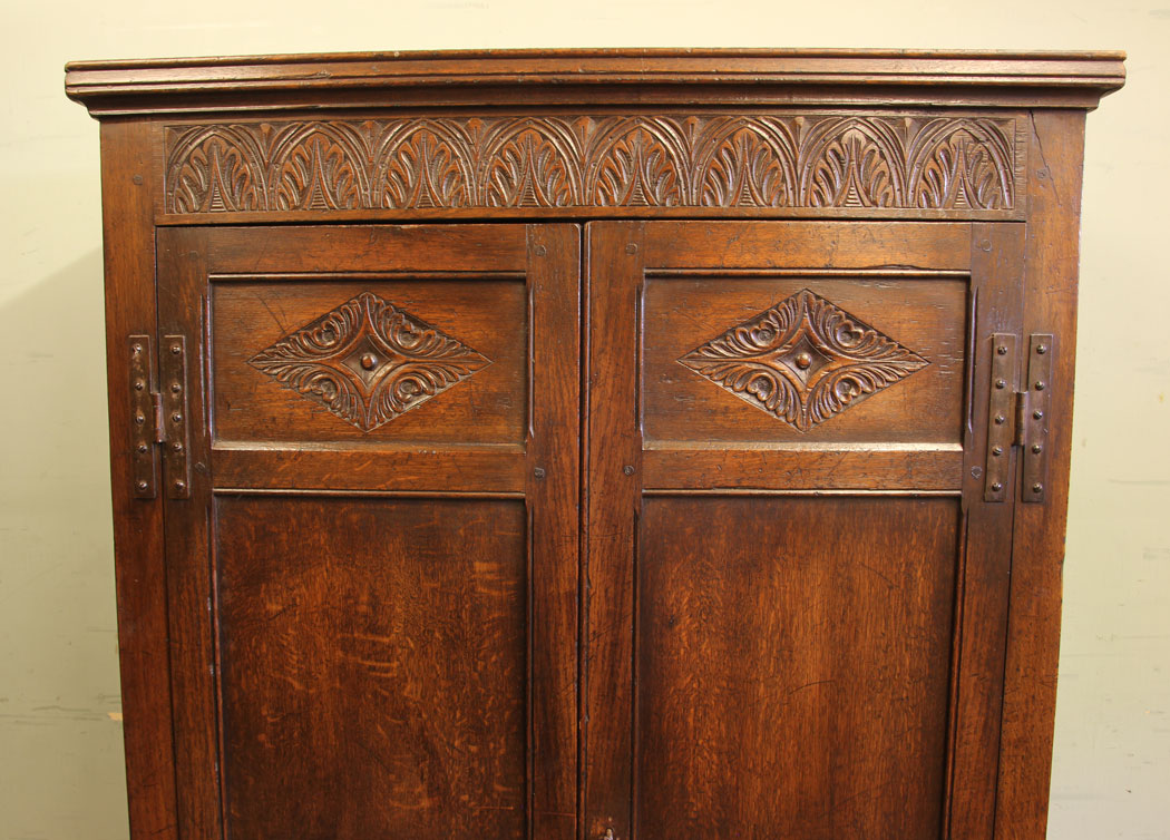 11747r3 Antique Oak Hall Robe,