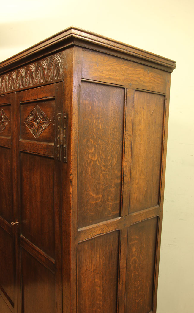 11747r4 Antique Oak Hall Robe,